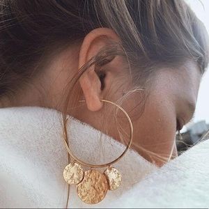 ✨ MAKE OFFER ✨ GOLD HOOP HAMMERED CHARM EARRI…